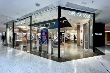 Óptica 2000 sigue adelante con la transformación de sus puntos de venta. La compañía, que pertenece al grupo Grandvision, ha reabierto el establecimiento situado en el centro comercial Parquesur, en Leganés, tras someterlo a un proceso de reforma.