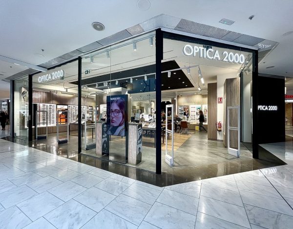 Óptica 2000 sigue adelante con la transformación de sus puntos de venta. La compañía, que pertenece al grupo Grandvision, ha reabierto el establecimiento situado en el centro comercial Parquesur, en Leganés, tras someterlo a un proceso de reforma.