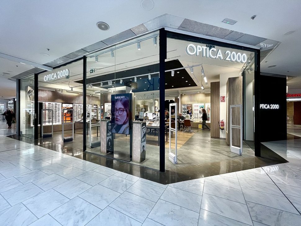 Óptica 2000 sigue adelante con la transformación de sus puntos de venta. La compañía, que pertenece al grupo Grandvision, ha reabierto el establecimiento situado en el centro comercial Parquesur, en Leganés, tras someterlo a un proceso de reforma.