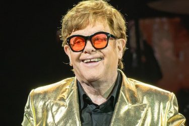 Elton John pierde la visión debido a un problema ocular