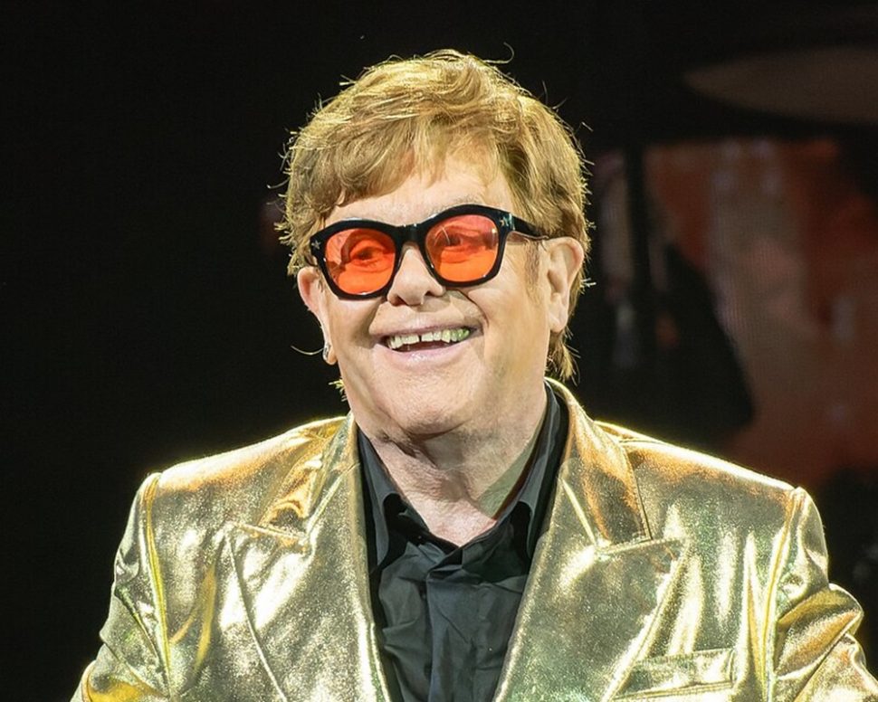 Elton John pierde la visión debido a un problema ocular