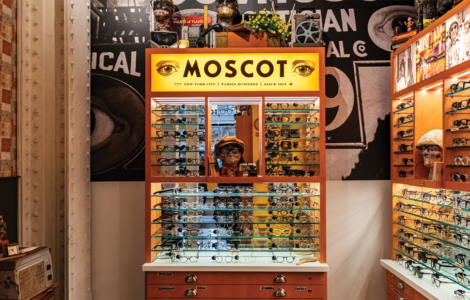 Interior del buque insignia de Moscot en el número 575 de la Sexta Avenida de Nueva York. FOTO: Moscot