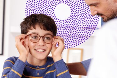 Niño con lentes MiSight Spectacle con Diffusion Optics Technology para el control de la miopía, comercializadas en España y Portugal por Coopervision