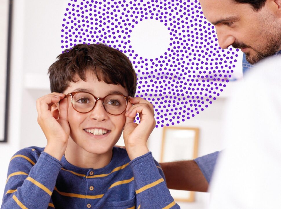 Niño con lentes MiSight Spectacle con Diffusion Optics Technology para el control de la miopía, comercializadas en España y Portugal por Coopervision