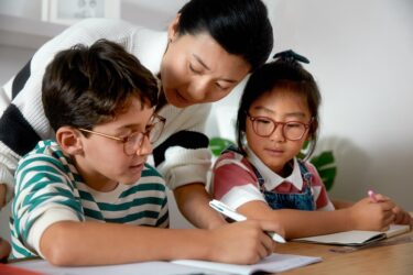 SightGlass Vision refuerza la evidencia clínica de las lentes DOT en el control de la miopía infantil