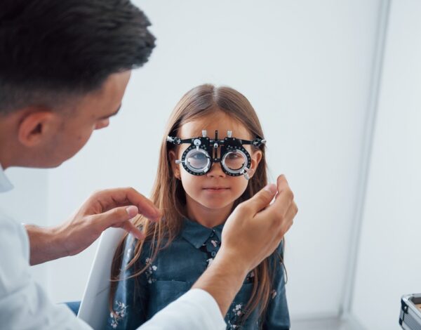 El Cgcoo defiende la incorporación de los ópticos-optometristas en Atención Primaria y responde a la SEO, destacando su formación, eficiencia clínica y papel clave en la detección precoz de patologías visuales.