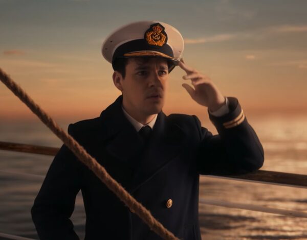 La primera entrega presenta un escenario alternativo a uno de los acontecimientos más conocidos del siglo XX: ¿qué habría pasado si el iceberg que hundió al Titanic se hubiera avistado a tiempo? La pieza utiliza el humor para subrayar la importancia de una buena visión, con el mensaje de que ver bien puede cambiar el curso de la historia.