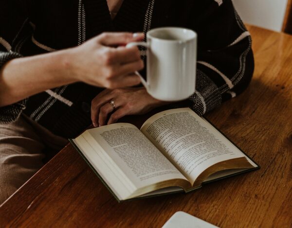 Entre lentes y letras: lo que leen los ópticos en España