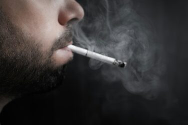 De la DMAE al ojo seco: los efectos del tabaco en la salud ocular