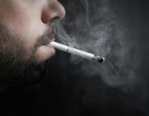 De la DMAE al ojo seco: los efectos del tabaco en la salud ocular