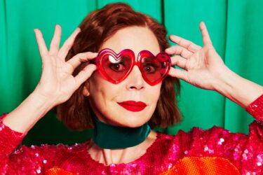 Agatha Ruiz de la Prada celebra el 25 aniversario de su colección de gafas con el lanzamiento de un modelo en edición limitada, desarrollado en colaboración con Optim, su licenciatario exclusivo.
