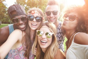 Consumo Andalucía recomienda a la población que compre gafas de sol en ópticas y establecimientos autorizados