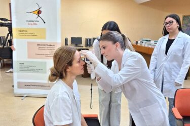 La Fundación Jorge Alió para la Prevención de la Ceguera ha presentado los resultados de su última Campaña de Prevención de la Ceguera, desarrollada en abril en el Hogar Provincial de Alicante. Durante la iniciativa se realizaron 174 revisiones gratuitas a empleados y pacientes, tanto adultos como pediátricos, con el objetivo de detectar patologías y evitar enfermedades oculares irreversibles.