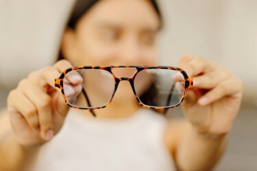 La adaptación a las gafas parte de aceptar sus limitaciones (sobre todo en las progresivas)