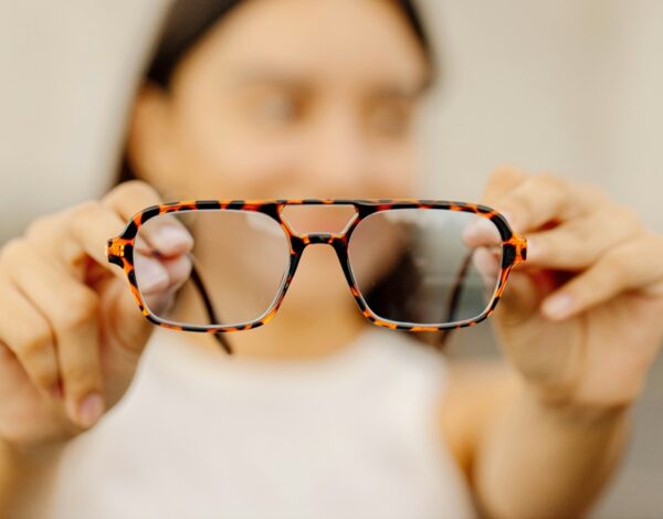 La adaptación a las gafas parte de aceptar sus limitaciones (sobre todo en las progresivas)