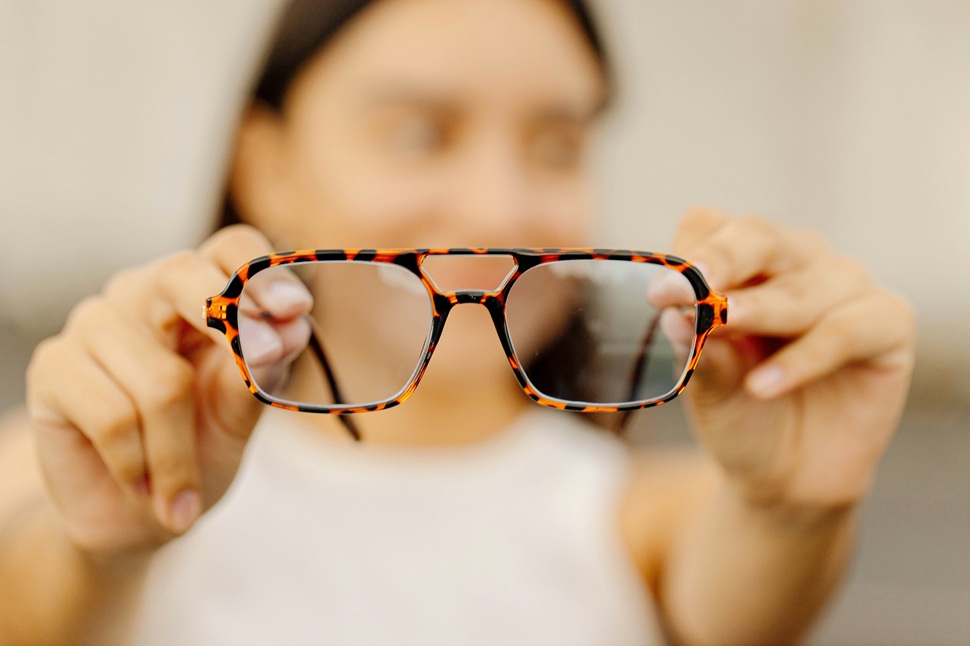 La adaptación a las gafas parte de aceptar sus limitaciones (sobre todo en las progresivas)
