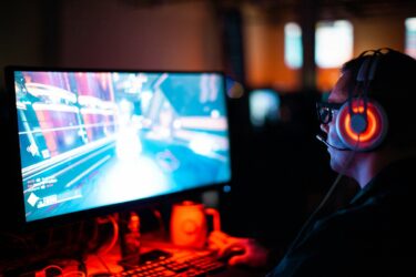 Óptica 2000 celebra el Día del Videojuego con consejos para gamers sobre filtros, ergonomía y lentes para proteger la salud visual.