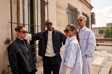 Nirvan Javan ha participado en el lanzamiento de la colección de ropa de descanso de Ilhement, contribuyendo a una narrativa que trasciende la moda y añadiendo un toque refinado y cosmopolita al lenguaje visual.