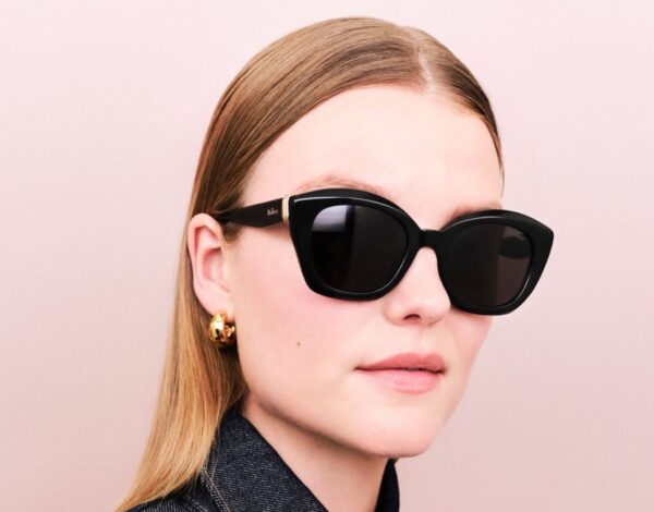 De Rigo suma y sigue su marcha enel mercado mundial de las gafas. La multinacional ha renovado su acuerdo de licencia con Mulberry England para el desarrollo, producción y distribución de sus colecciones de gafas hasta 2031.