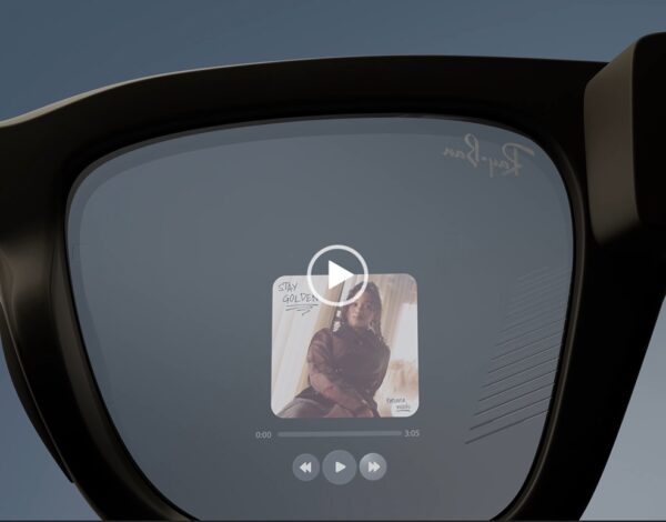 EssilorLuxottica y Meta Platforms, Inc. mostraron la evolución de su reconocida asociación en Meta Connect, donde presentaron la próxima generación de gafas de IA. Ampliando la categoría innovadora de productos introducidos hasta la fecha —incluyendo Ray-Ban Meta, las gafas de IA más vendidas del mundo, y el reciente lanzamiento de Oakley Meta HSTN—, las nuevas gafas que llegarán al mercado elevarán aún más el nivel en cuanto a estilo, funcionalidad y conexión humana.