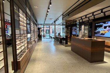 Essilorluxottica impulsa Óptica 2000 con una apertura en Granada