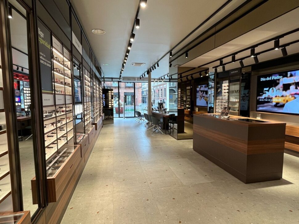 Essilorluxottica impulsa Óptica 2000 con una apertura en Granada