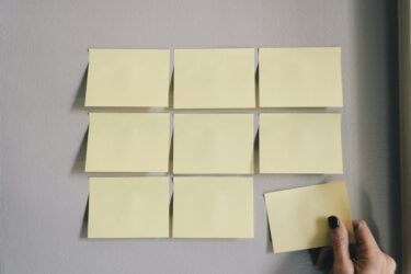 El proceso determina el resultado (y no al revés) Recientemente, hemos tenido una incidencia en la biseladora automática que ha provocado un retraso en las entregas de las gafas.