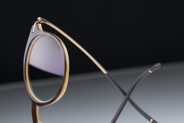 Silhouette eleva el lujo artesanal con Harmonie Naturelle, esculpida en cuerno natural