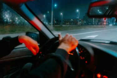 Seis de cada diez españoles tienen dificultades visuales al conducir de noche