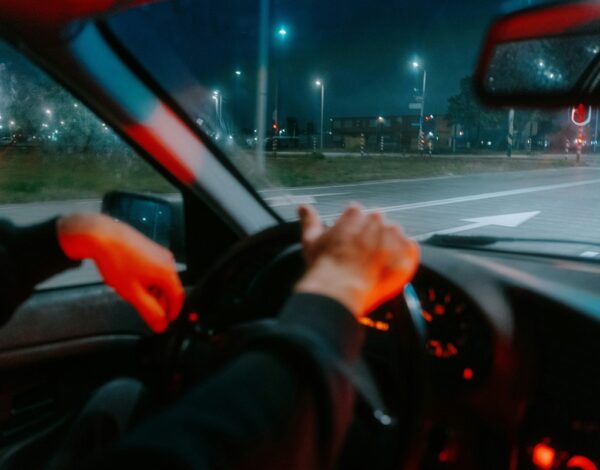 Seis de cada diez españoles tienen dificultades visuales al conducir de noche