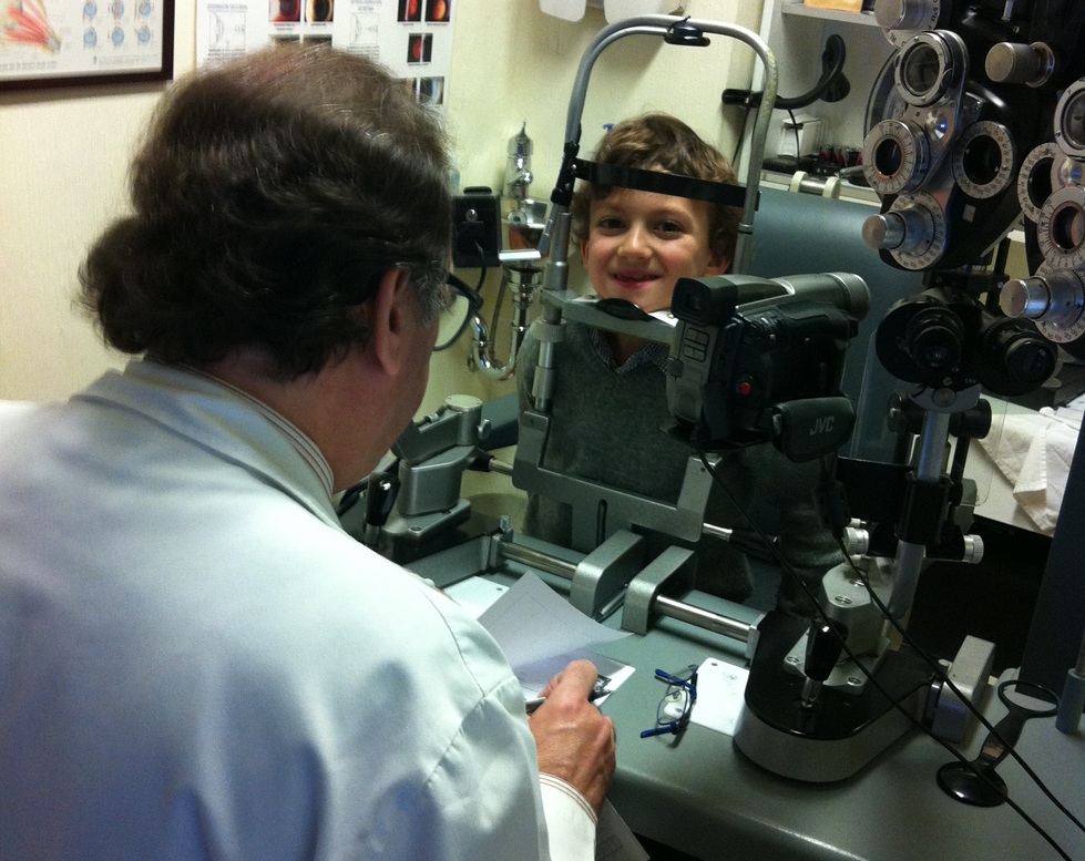 Javier Vallejo con su hijo Miguel, quien ahora es quien está a cargo de Óptica Postas.