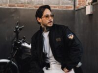 La firma neoyorquina Moscot refuerza su estrategia de marca con el lanzamiento de su colección Primavera 2026, acompañada de la campaña Customized by Moscot, una iniciativa que sitúa la personalización como elemento central de su propuesta comercial.