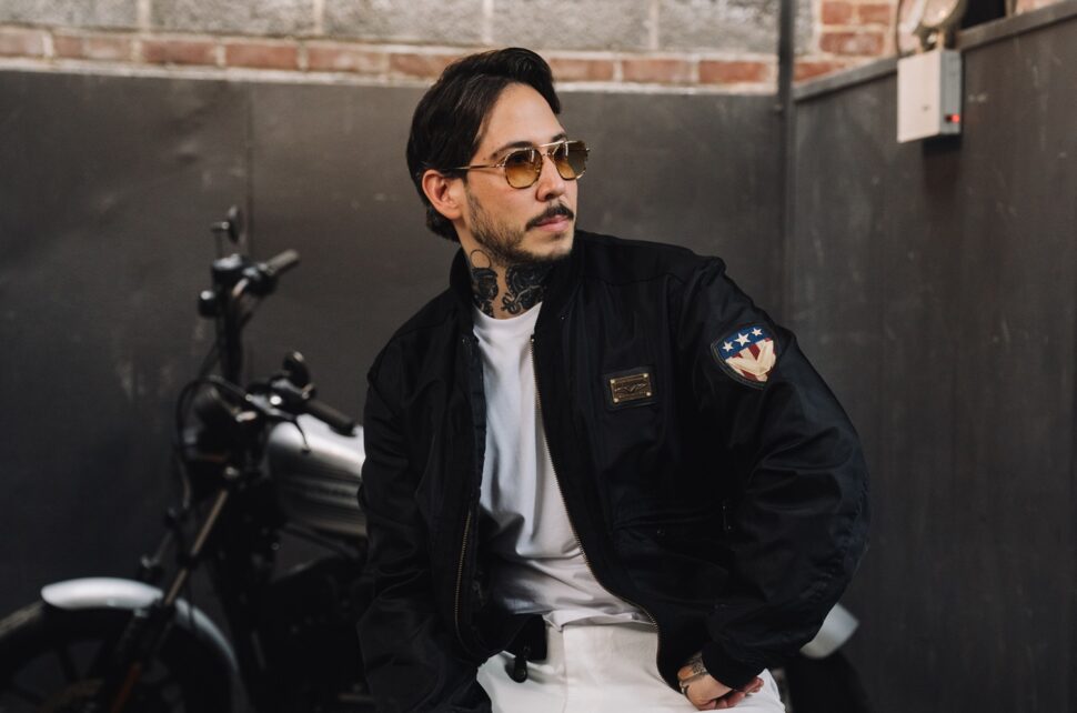 La firma neoyorquina Moscot refuerza su estrategia de marca con el lanzamiento de su colección Primavera 2026, acompañada de la campaña Customized by Moscot, una iniciativa que sitúa la personalización como elemento central de su propuesta comercial.