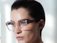 La marca se distribuye en exclusiva a través de Proóptica, que impulsa su desarrollo nacional e internacional con un enfoque selectivo, priorizando puntos de venta especializados y posicionamiento de imagen.