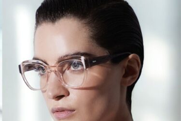 La marca se distribuye en exclusiva a través de Proóptica, que impulsa su desarrollo nacional e internacional con un enfoque selectivo, priorizando puntos de venta especializados y posicionamiento de imagen.