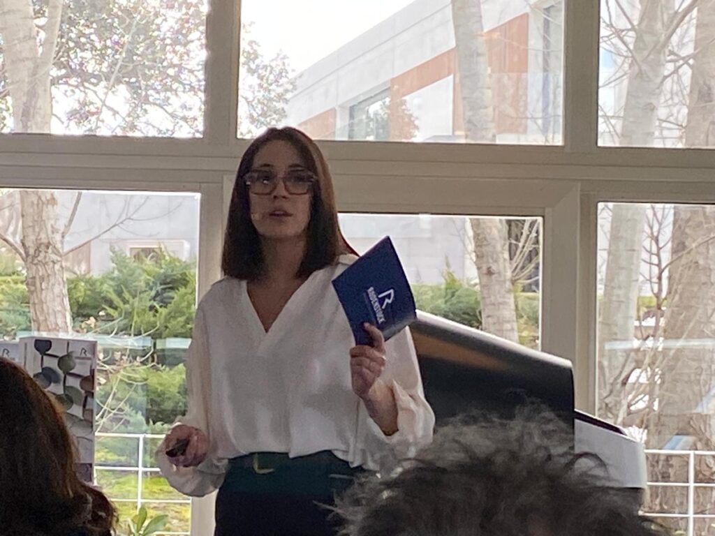 Sara Font, Training and Development Manager de Indo Rodenstock, explica las características de las de B.I.G. Exact Sensitive a los ópticos que asistieron a la presentación de estas lentes. FOTO: Modaengafas.com