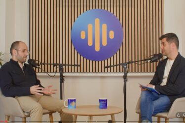 Starkey impulsa su podcast "Así suena"