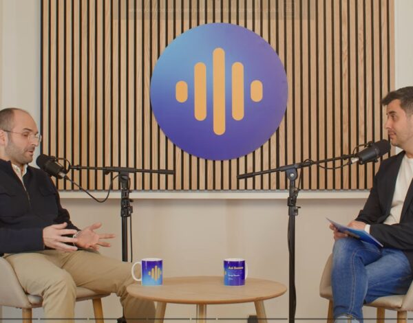 Starkey impulsa su podcast "Así suena"