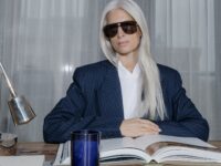 Linda Farrow vuelve a sus orígenes. La firma británica de gafas de lujo ha lanzado Iconic Collection, una nueva línea que recupera el espíritu de sus diseños originales de los años setenta combinando la herencia de la marca con elementos de fabricación contemporáneos.