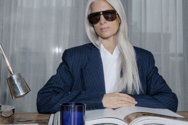 Linda Farrow vuelve a sus orígenes. La firma británica de gafas de lujo ha lanzado Iconic Collection, una nueva línea que recupera el espíritu de sus diseños originales de los años setenta combinando la herencia de la marca con elementos de fabricación contemporáneos.