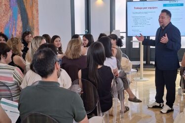 Natural Optics Group (NOG) enseña sus cartas y traza su hoja de ruta 2026. El grupo, liderado por Álex Mercé, reunió a 70 asociados en Madrid, en un encuentro en el que también participaron sus proveedores.