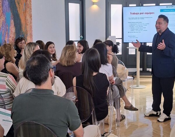 Natural Optics Group (NOG) enseña sus cartas y traza su hoja de ruta 2026. El grupo, liderado por Álex Mercé, reunió a 70 asociados en Madrid, en un encuentro en el que también participaron sus proveedores.