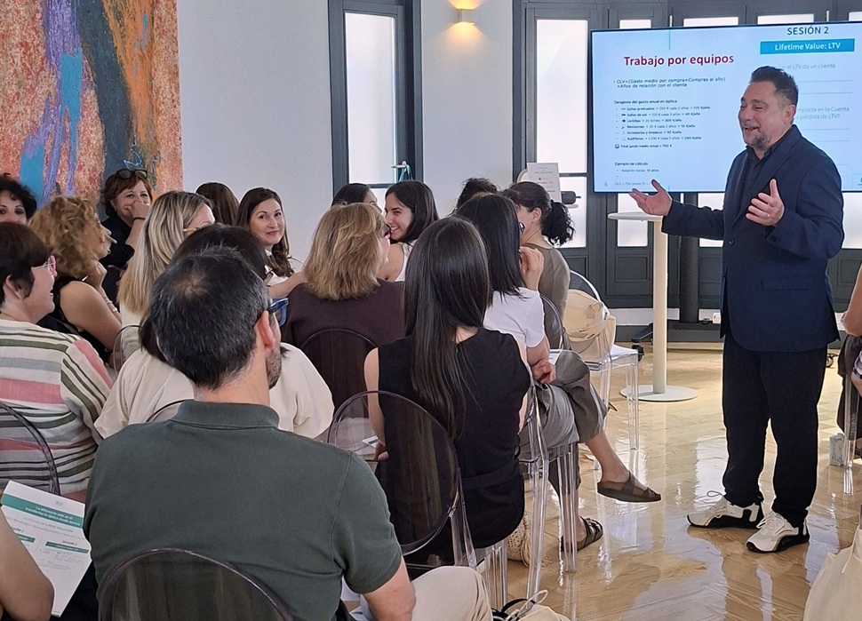Natural Optics Group (NOG) enseña sus cartas y traza su hoja de ruta 2026. El grupo, liderado por Álex Mercé, reunió a 70 asociados en Madrid, en un encuentro en el que también participaron sus proveedores.